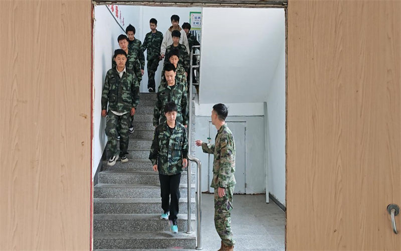 我校成功開展校園防踩踏應(yīng)急疏散演練 筑牢